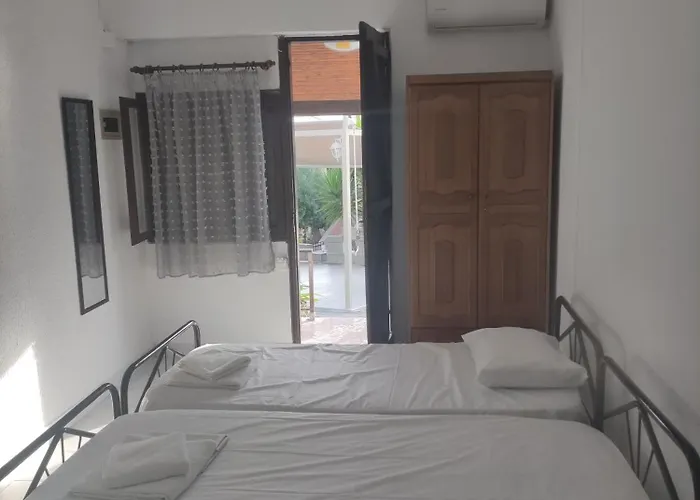 מלון דירות Sirocco Seaside 3*